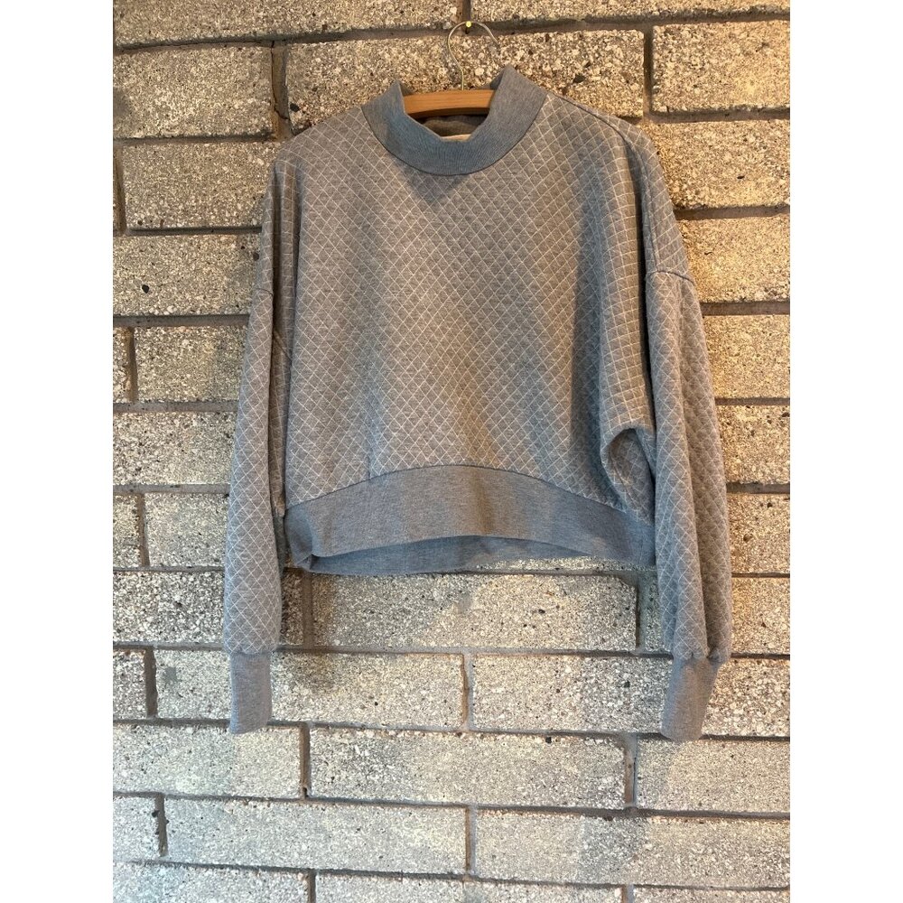 Quilted Gray Cropped Sweatshirt With Mock Neck & Ribbed Hem Soft Lightweight Str